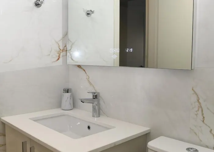 Apartmán Alexis - Newly Renovated 2-bedroom With Swimming Pool Paphos