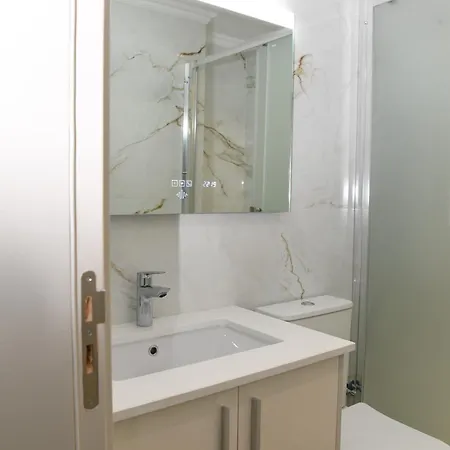 Alexis - Newly Renovated 2-bedroom With Swimming Pool 파포스